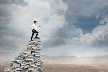 有没专门帮人贷款的人