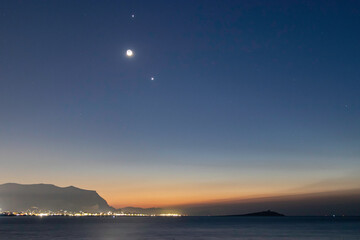 有没专门帮人贷款的人